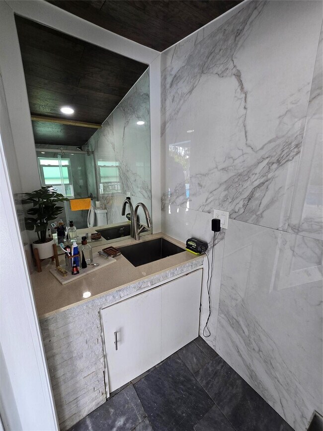 Building Photo - 2340 NE 8th Ave