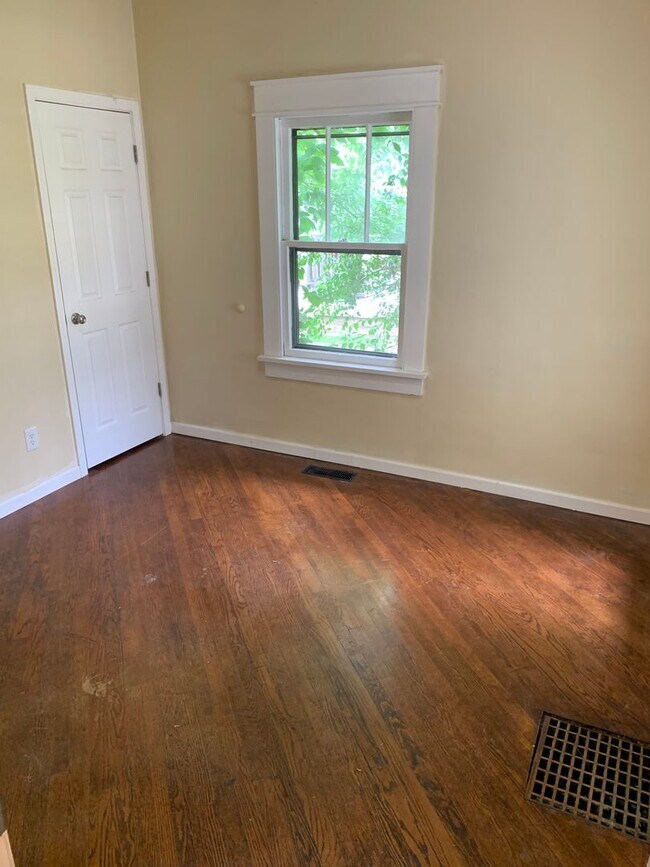 Building Photo - 5 bedroom Available!!  ***AUG 2027*** 5 bed, 3 bath Near Kirkwood!