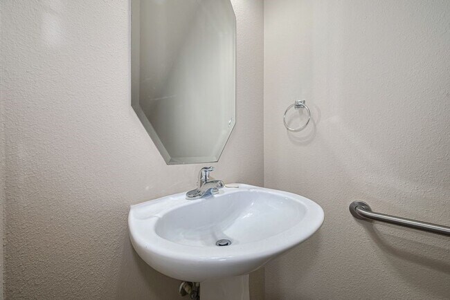 Building Photo - 2206 Grand Shore Ct