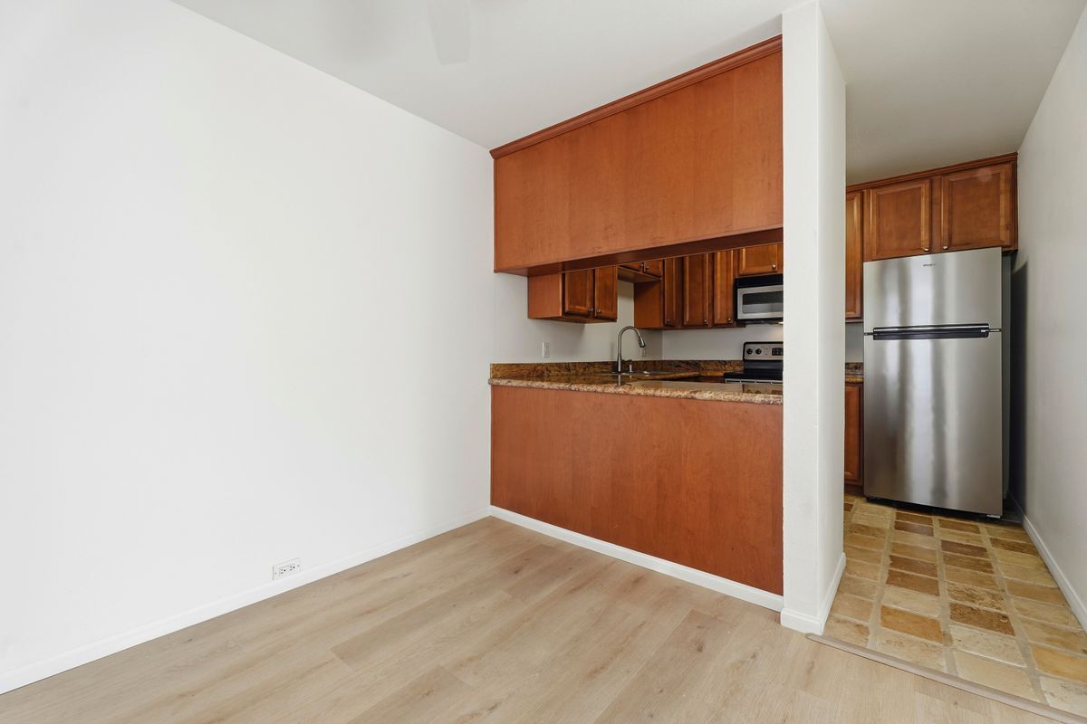 Building Photo - 523 Woodside Oaks