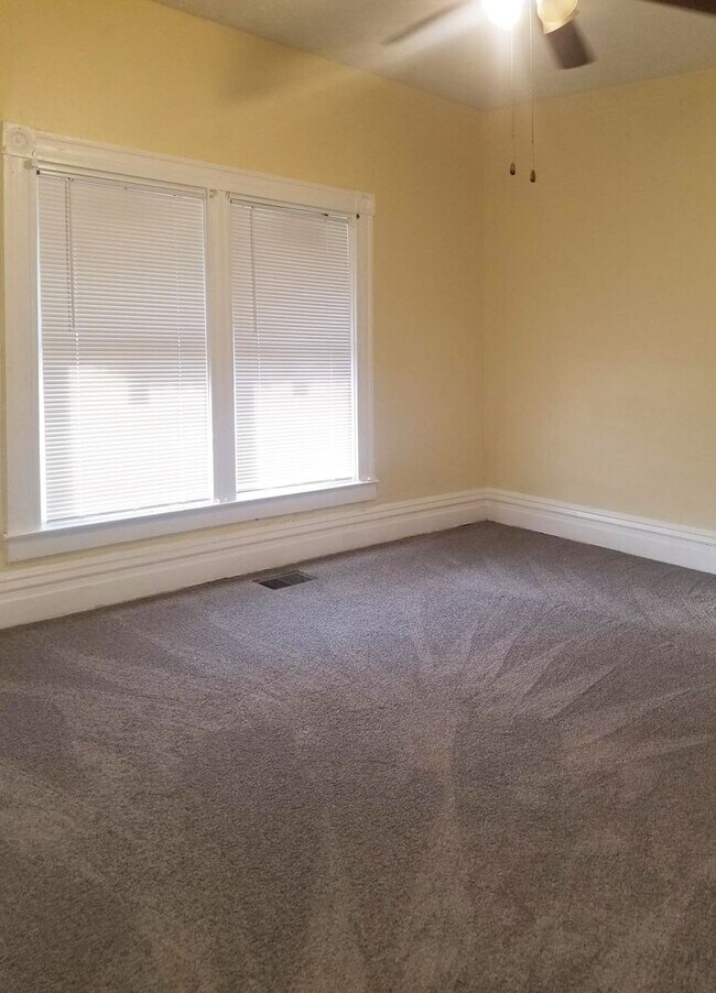 Building Photo - Historic 2 BR House! Bonus Room, W/D Hooku...