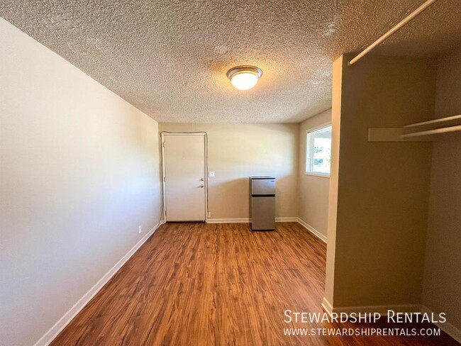 Building Photo - Cute efficiency studio close to campus!