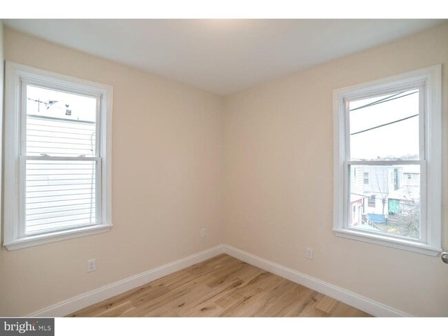 Building Photo - 253 Iona Ave