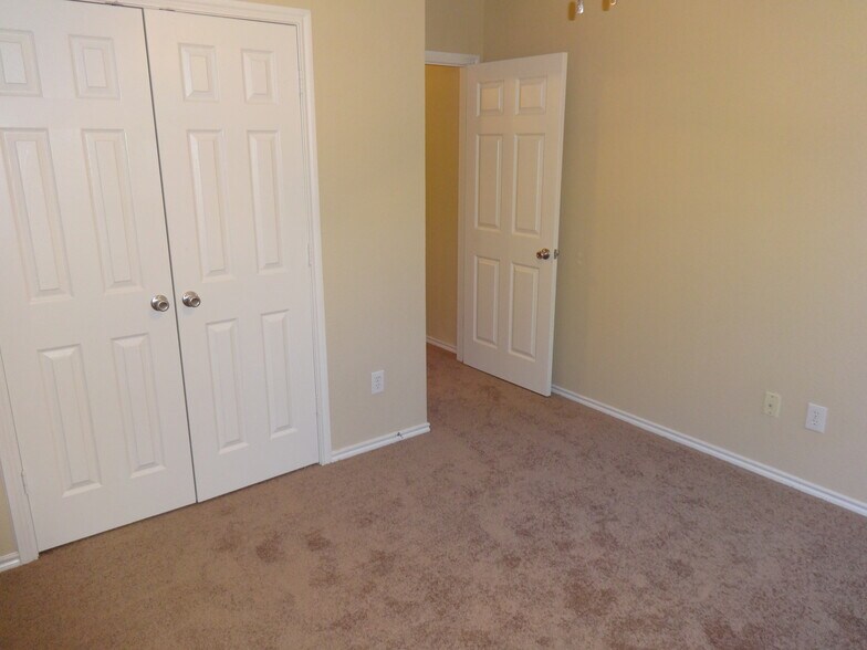 Building Photo - 313 Woodridge Dr