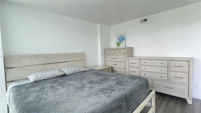 Building Photo - 800 Parkview Dr