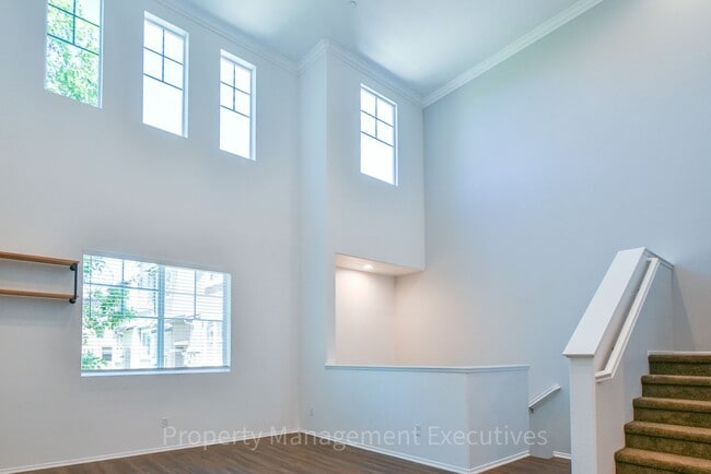 Building Photo - Beautiful 4 Bed, 3.5 Bath Townhouse