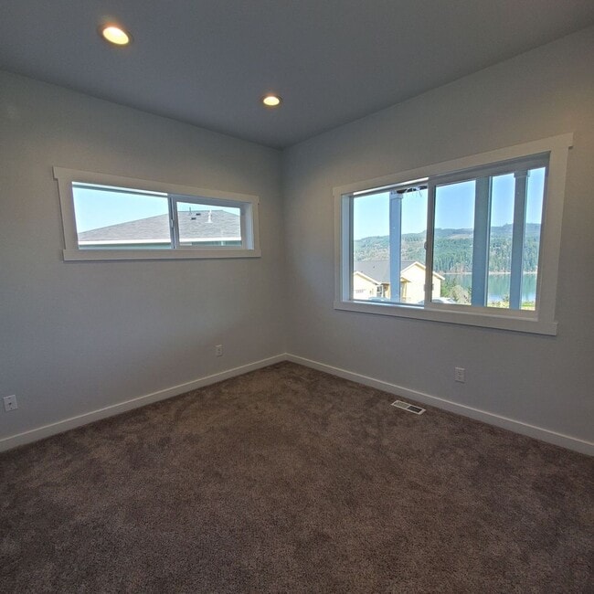 Building Photo - Dog friendly Lakeview 3 Bed: 2Bath w/2 Car...