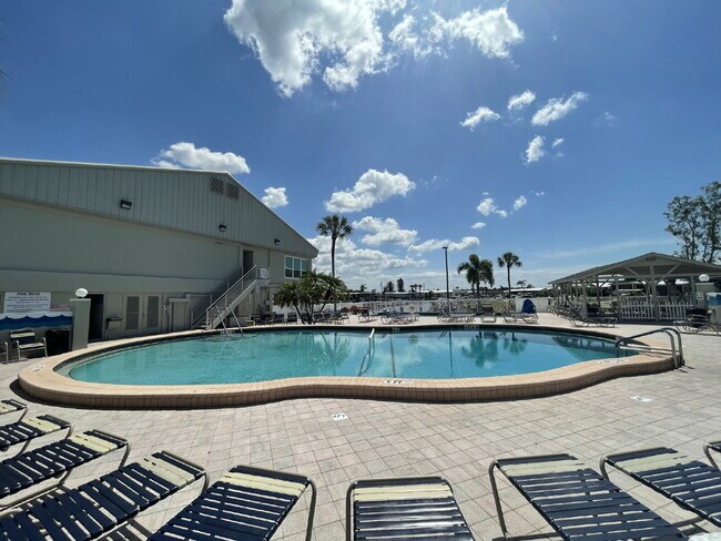 Building Photo - "Charming 2-Bed, 2-Bath Mobile Home Retreat in Harbor Cove!"