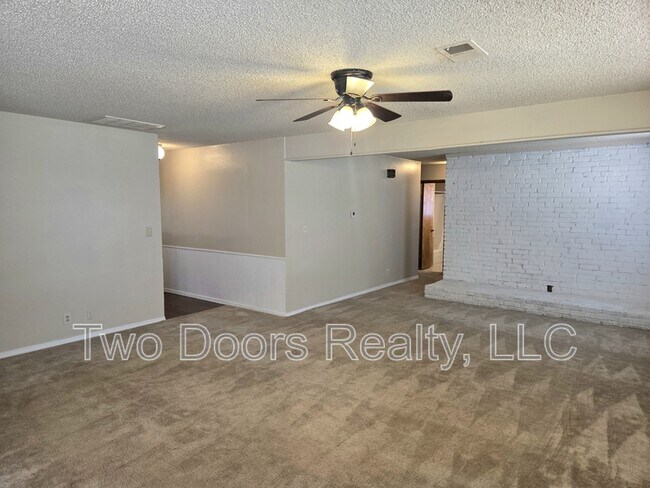 Building Photo - 904 E Hills Dr