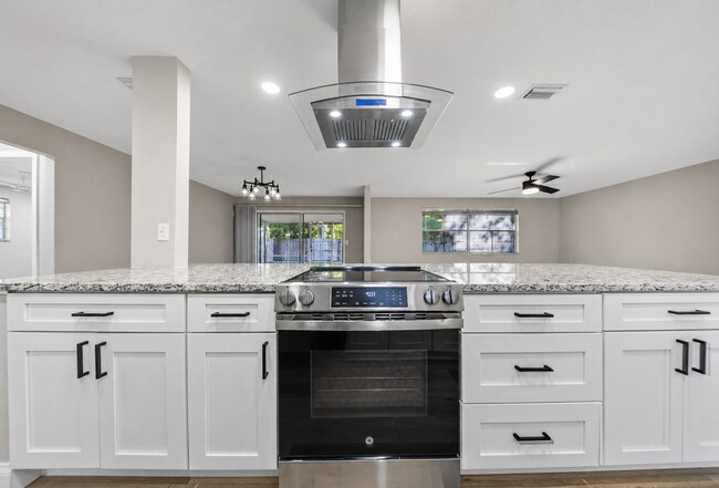 Building Photo - 791 Lindenwood Cir E
