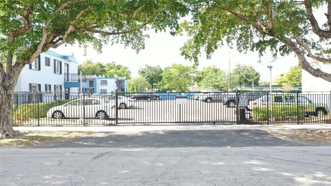 Building Photo - 160 SW 30th Ave