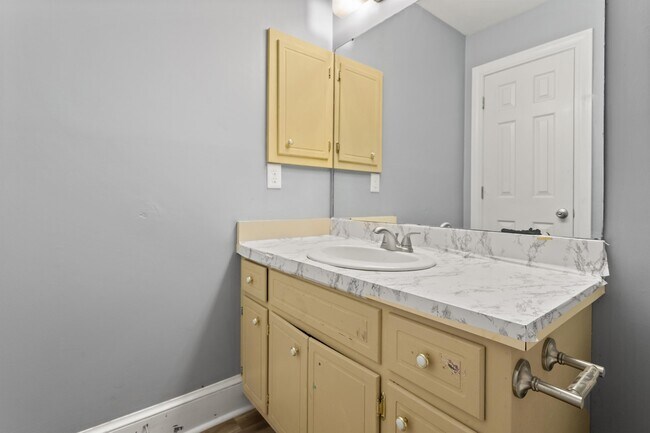 Building Photo - 1301 Roundtree Dr