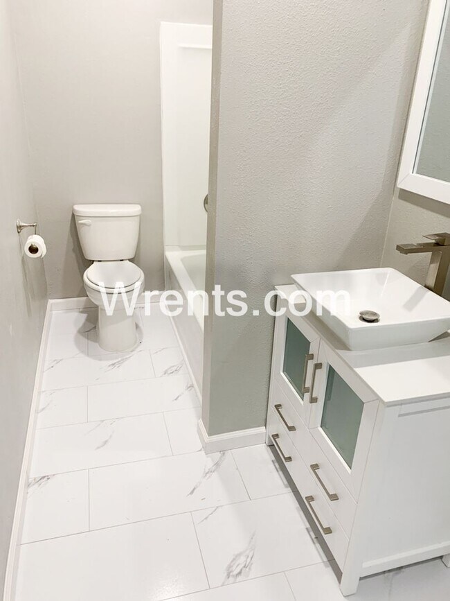 Building Photo - Beautiful Northside Home! Available Mid Ap...