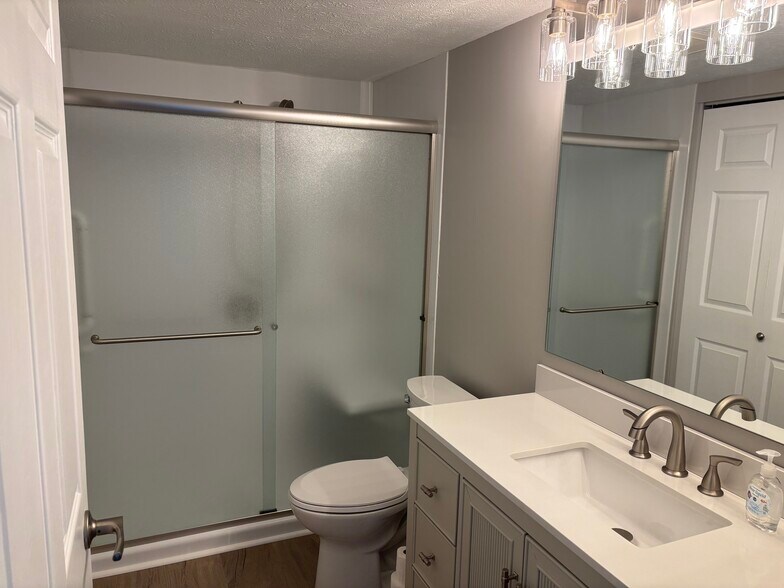 Building Photo - 1050 Captains Brg