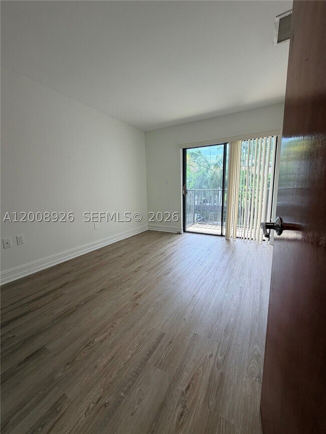 Building Photo - 3225 Bird IV3