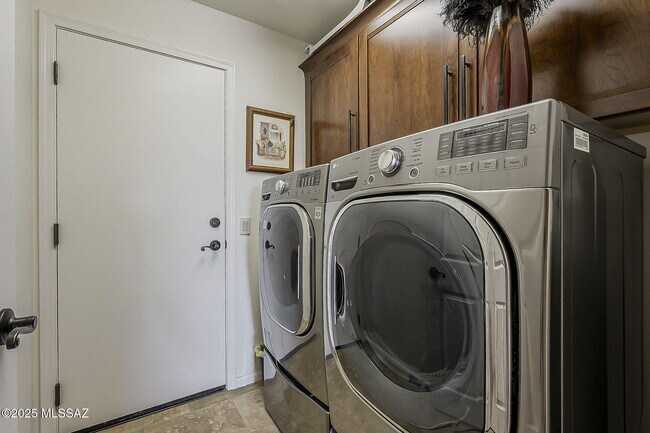 Building Photo - 65473 E Rose Ridge Dr