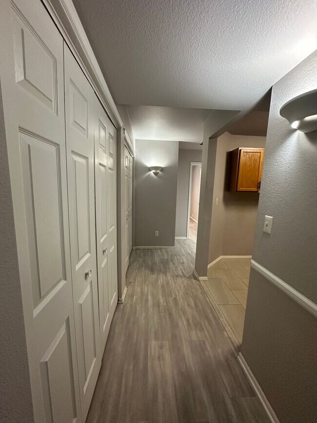 Building Photo - Amazing Ground Level 2 Bedroom!