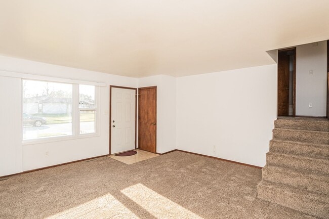 Building Photo - 2 bed 1 bath Duplex with basement in Portage
