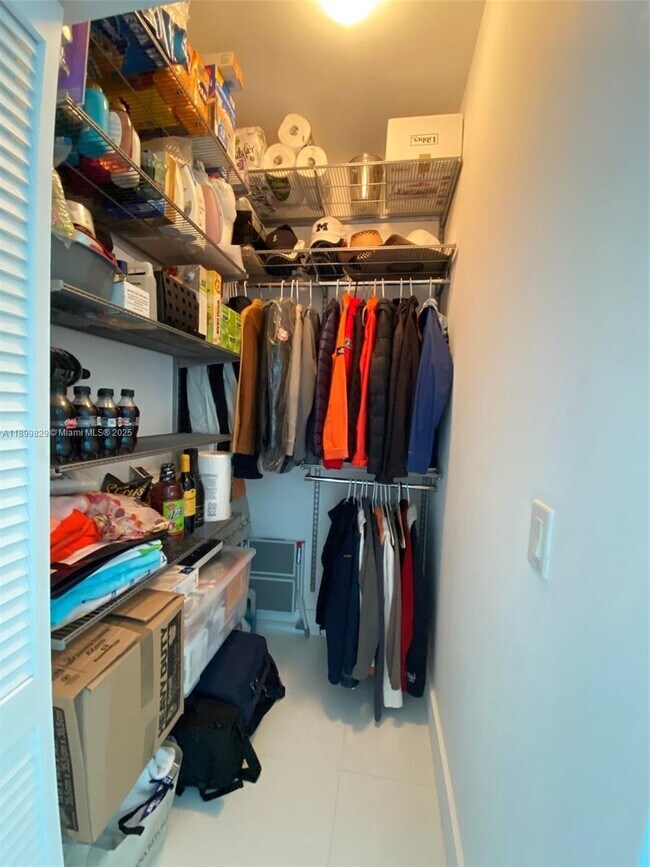 Building Photo - 950 Brickell Bay Dr