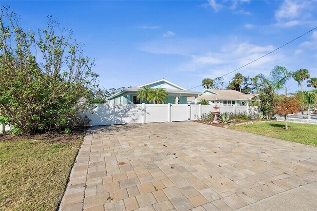 Building Photo - 27 Mala Compra Rd