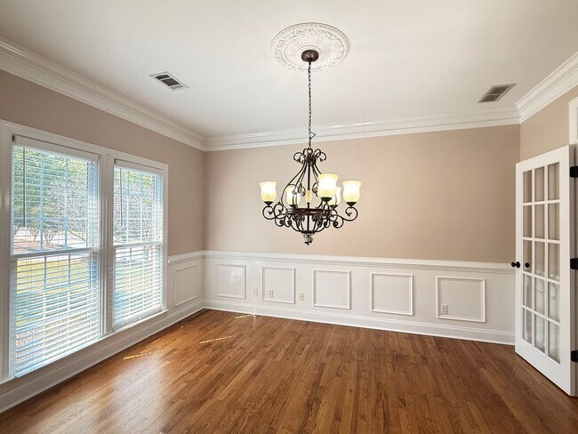 Building Photo - This beautiful brick home is located in Vi...