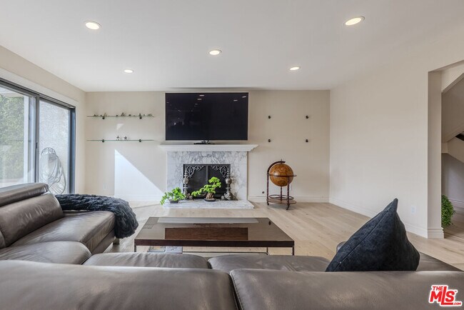 Building Photo - 2637 Angelo Dr