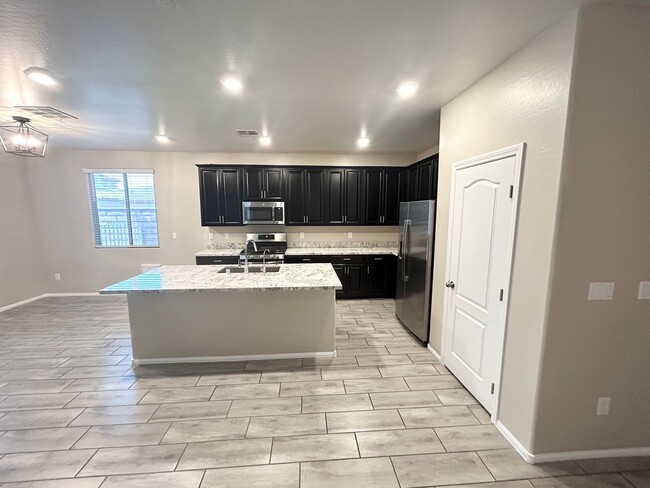Building Photo - 3/BD 2.5/BA Bright & Stylish Mountain’s Ed...