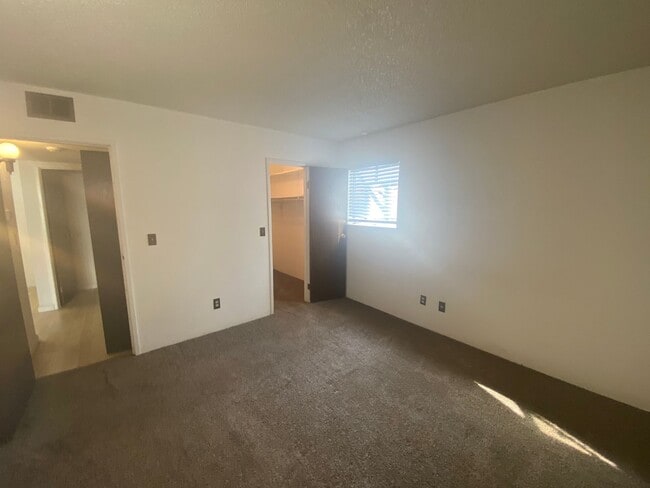 Building Photo - Beautiful 1 Bedroom Condo Across from Buck...