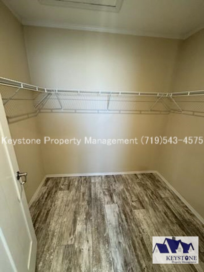 Building Photo - Upscale, Modern 4 Bedroom/2 Bathroom/2 Car...