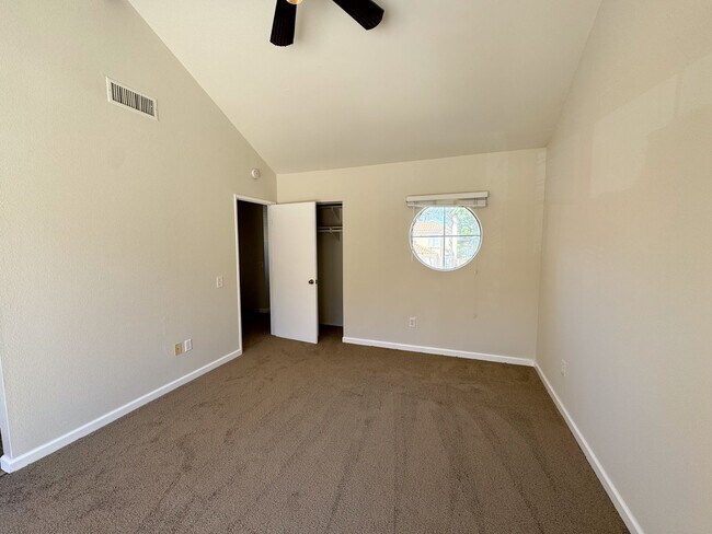Building Photo - Eastlake : 2 bed, 2.5 bath vaulted ceiling...