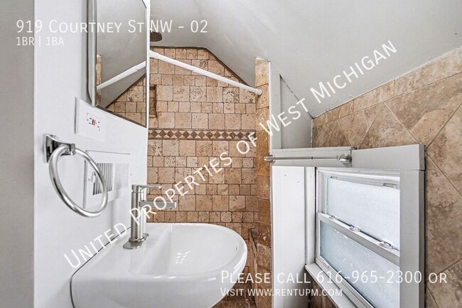 Building Photo - 919 Courtney St NW