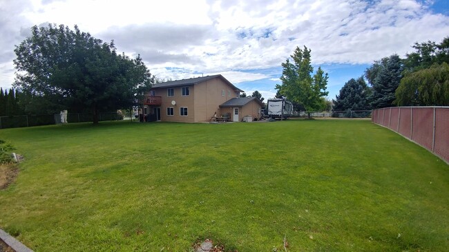 Building Photo - Huge house in Reata area.