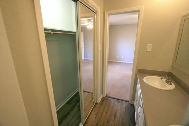Building Photo - 2301 Raintree Dr