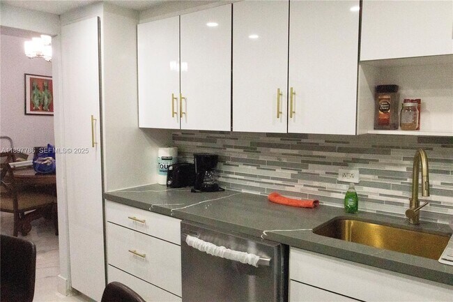 Building Photo - 5005 Collins Ave