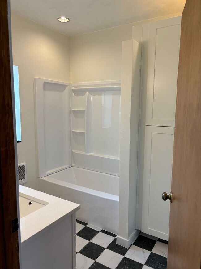 Building Photo - Beautifully Remodeled 3BA/1BA Audubon Home