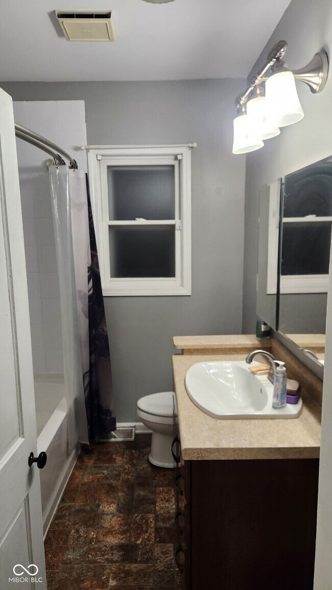 Building Photo - 121 N Main St