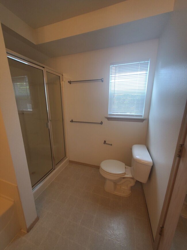Building Photo - Bright 4BD/2.5BTH Lynnwood Home with Vault...
