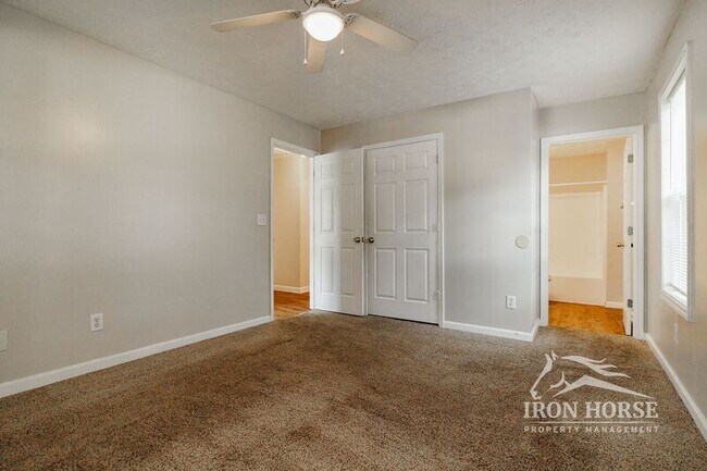 Building Photo - 605 Baron Dr
