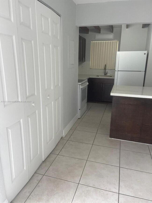 Building Photo - 8870 Fontainebleau Blvd