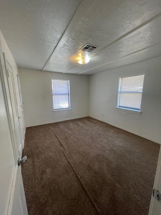 Building Photo - 1 Bedroom 1 Bathroom Duplex For Lease 8/4/...