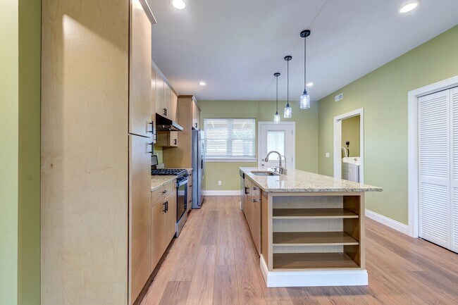 Building Photo - GRADUATE STUDENTS!! 2 Bed 2 Bath Near SSM Cardinal Glennon, St. Louis University