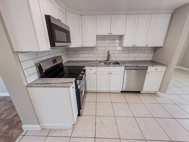 Building Photo - WATERFRONT POOL HOME ON A CANAL THAT LEADS STRAIGHT INTO TAMPA BAY