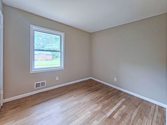 Building Photo - Spacious 4 Bedroom Home Near University Av...