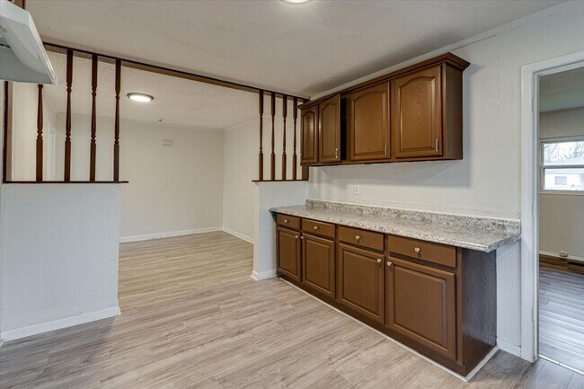 Building Photo - 2000 Milne St