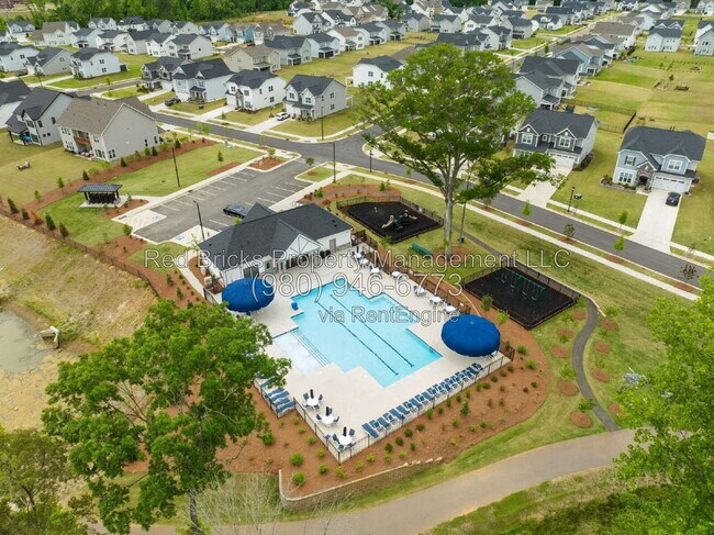 Building Photo - 4016 Dahlia Dr