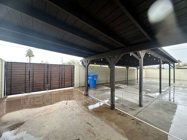 Building Photo - 1802 E Hubbell St