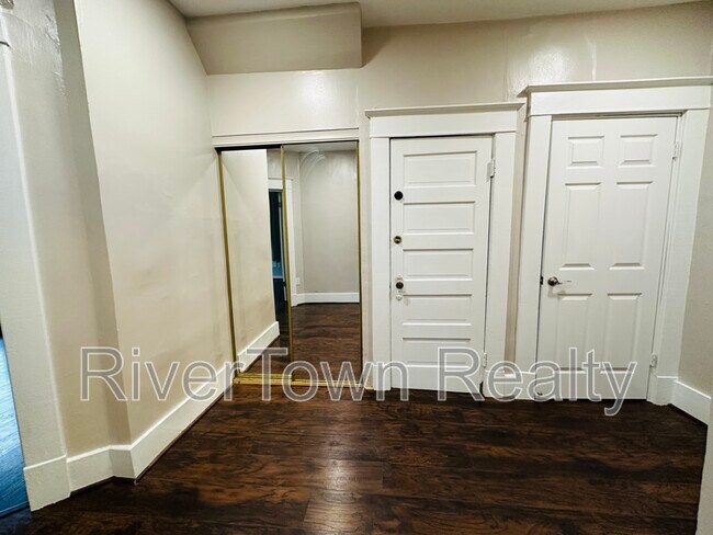 Building Photo - 215 N Bellevue Blvd