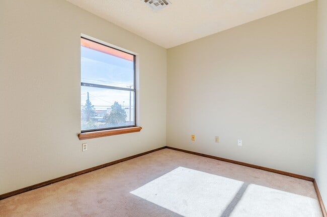 Building Photo - Beautiful 2-Story Home