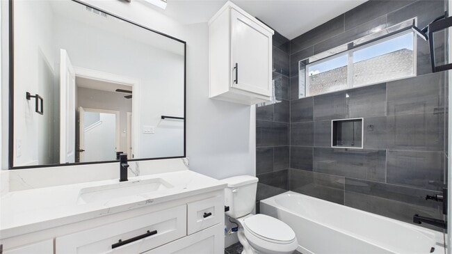 Building Photo - 3415 Daphne St