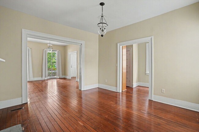 Building Photo - 2 Bedroom Charmer with Sundeck, Wood Floors, and High Ceilings